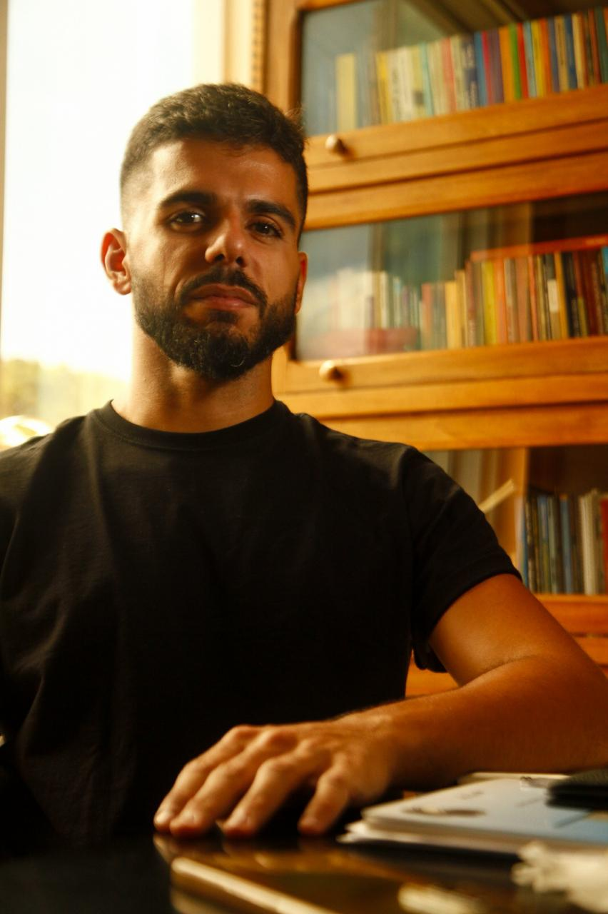 Dr. Pablo Grillo, psicólogo para homens, em seu consultório